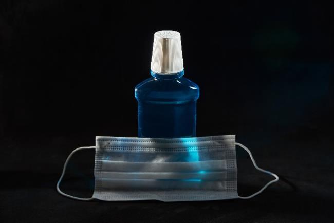 מי פה ולפניהם מסכה כירורגית, אמצעי למניעת הפצת נגיף הקורונה